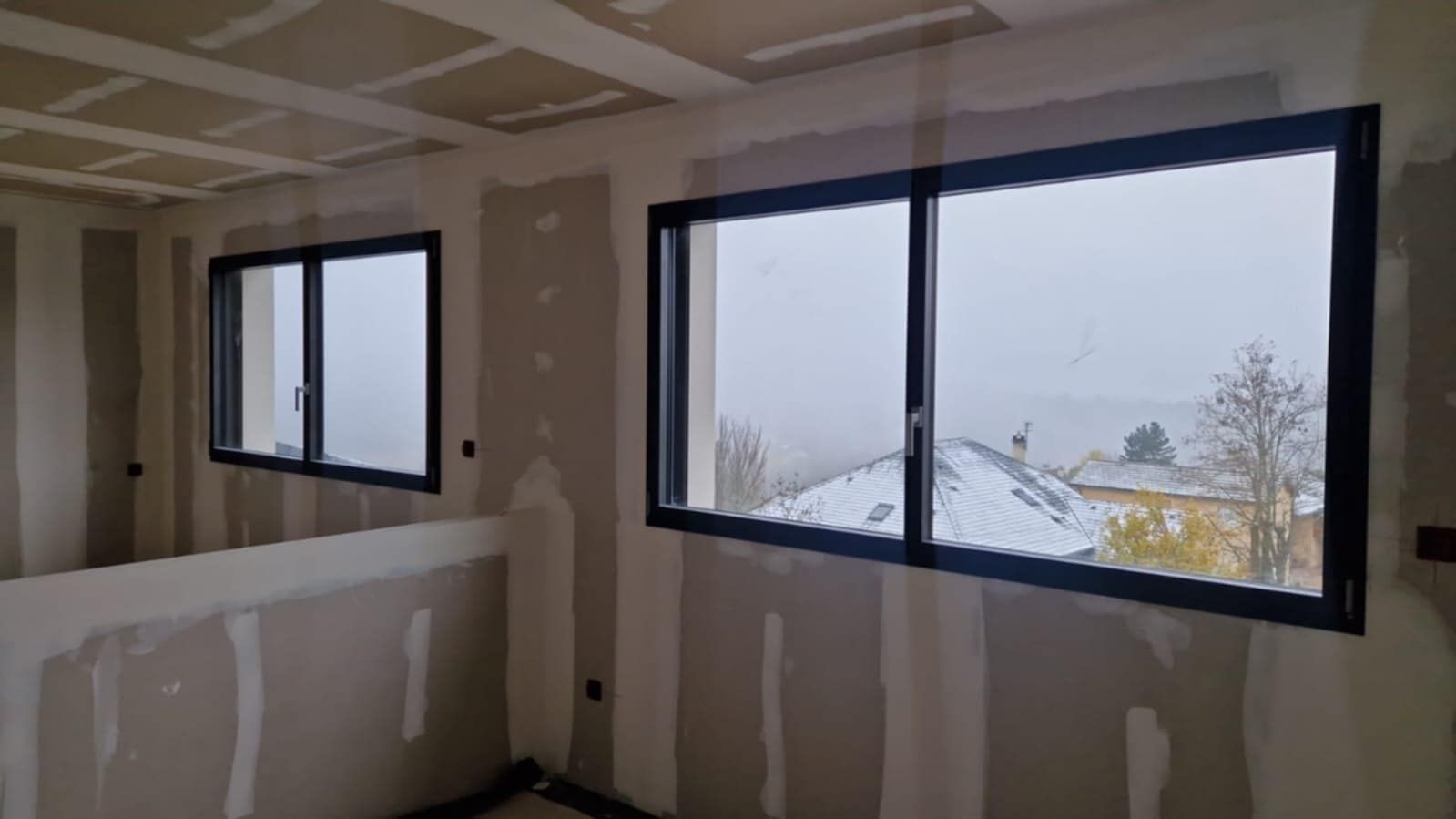 Grande fenêtre allongée.