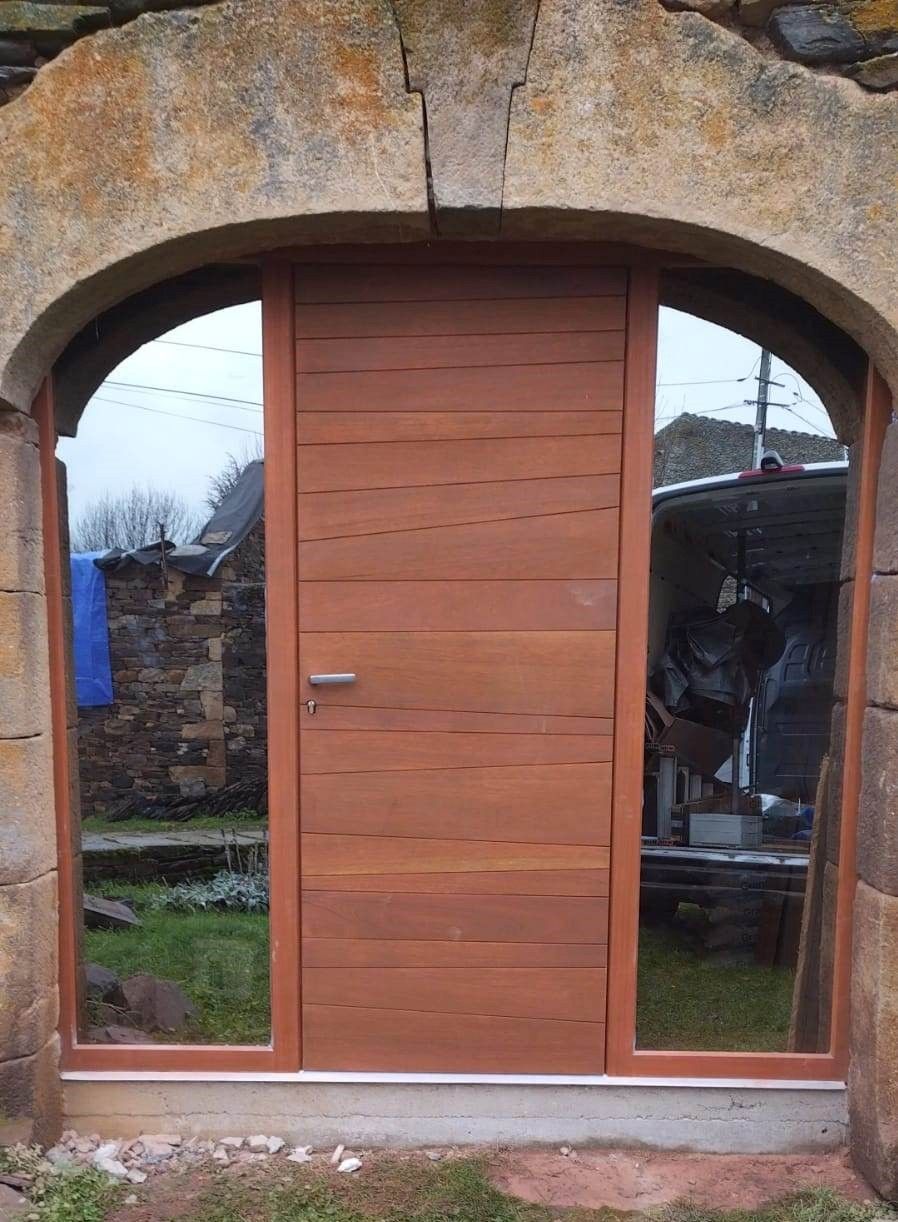 Porte d'entrée avec des fenêtres sur les côtés.