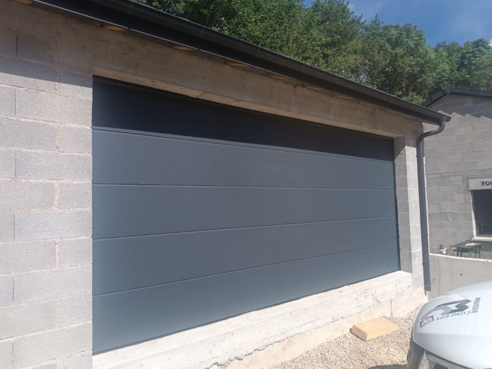 Porte de garage grise.