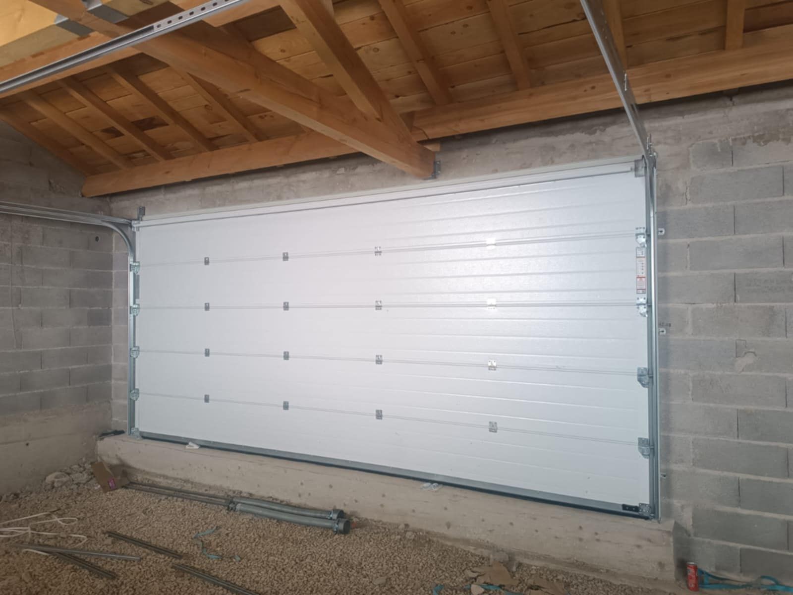 Porte de garage blanche.