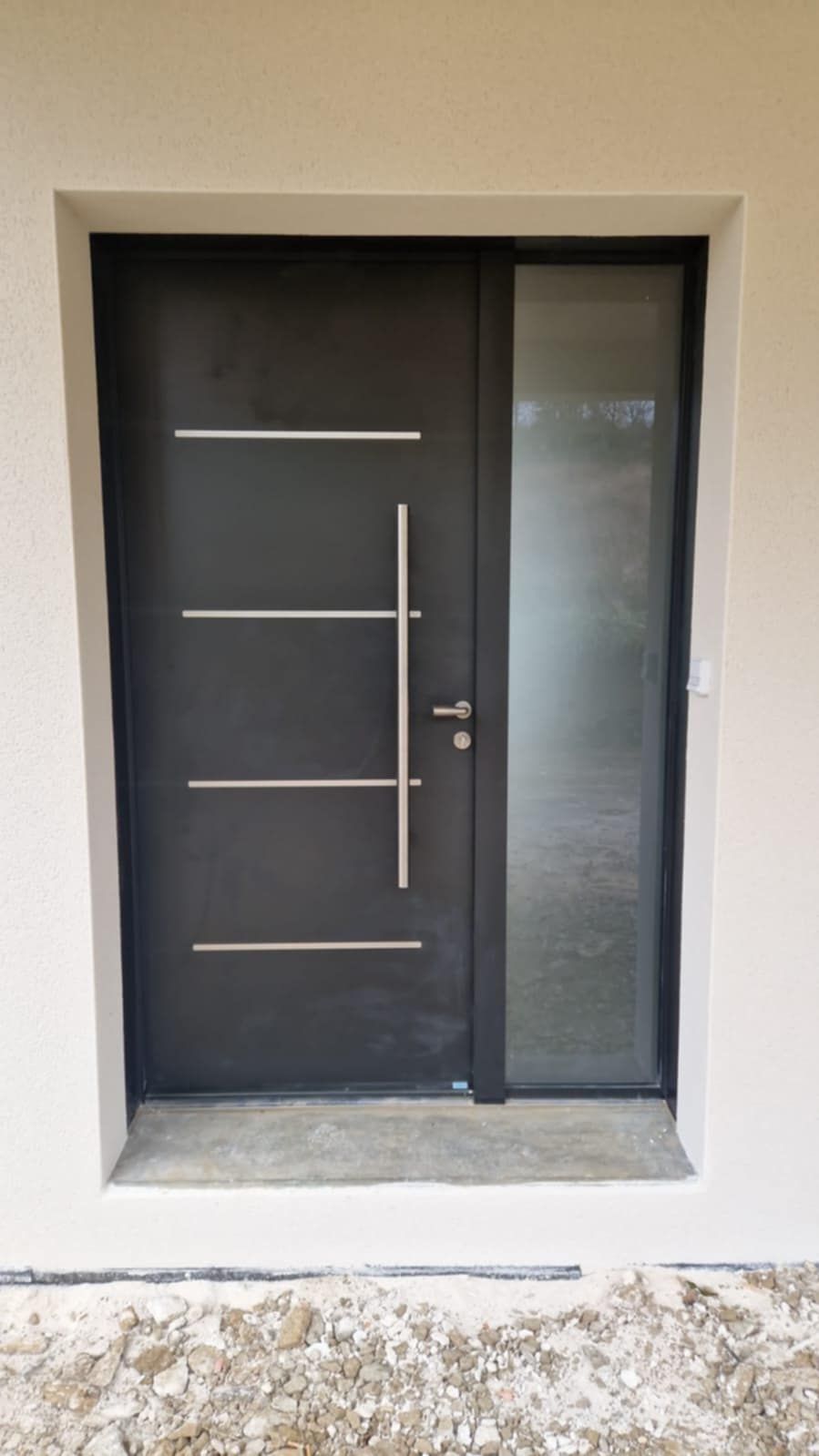 Porte d'entrée avec des motifs.