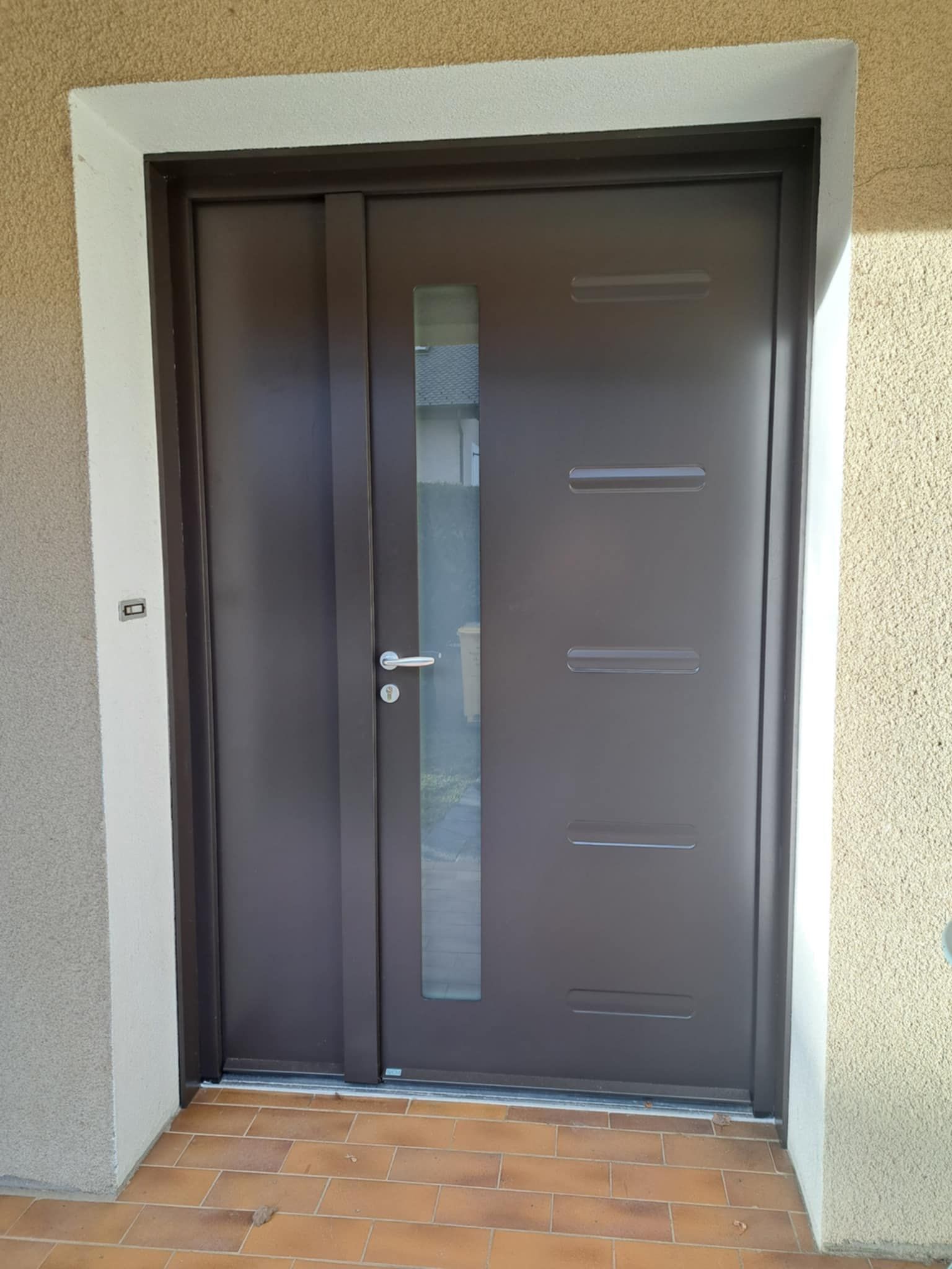Porte d'entrée marron.
