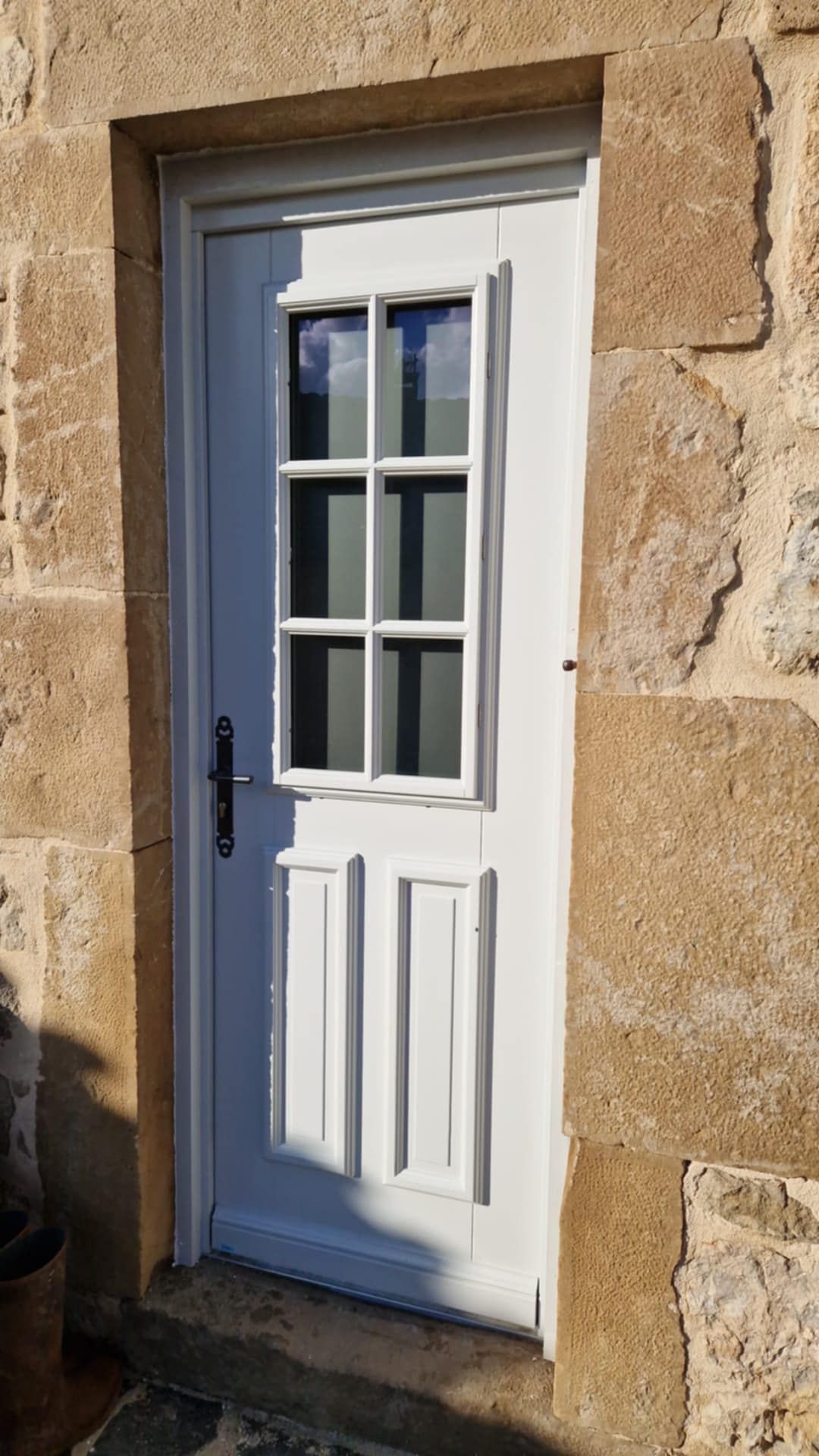 Porte d'entrée blanche.