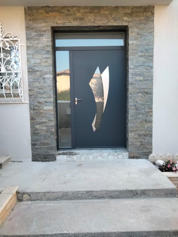 Grande porte vitrée avec des miroirs.