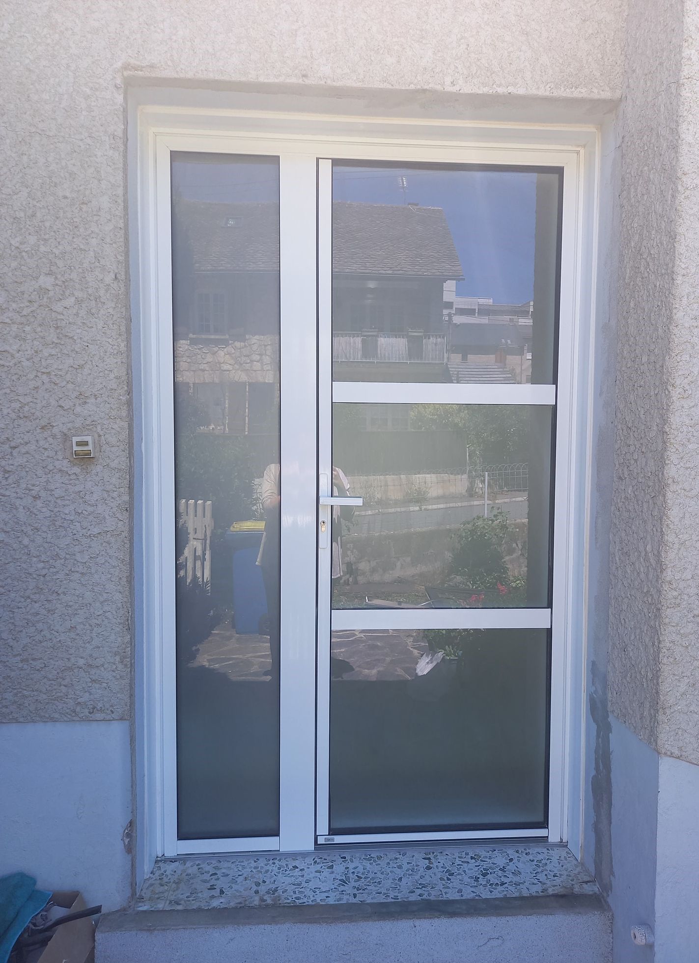 Porte d'entrée avec des vitres occultantes.