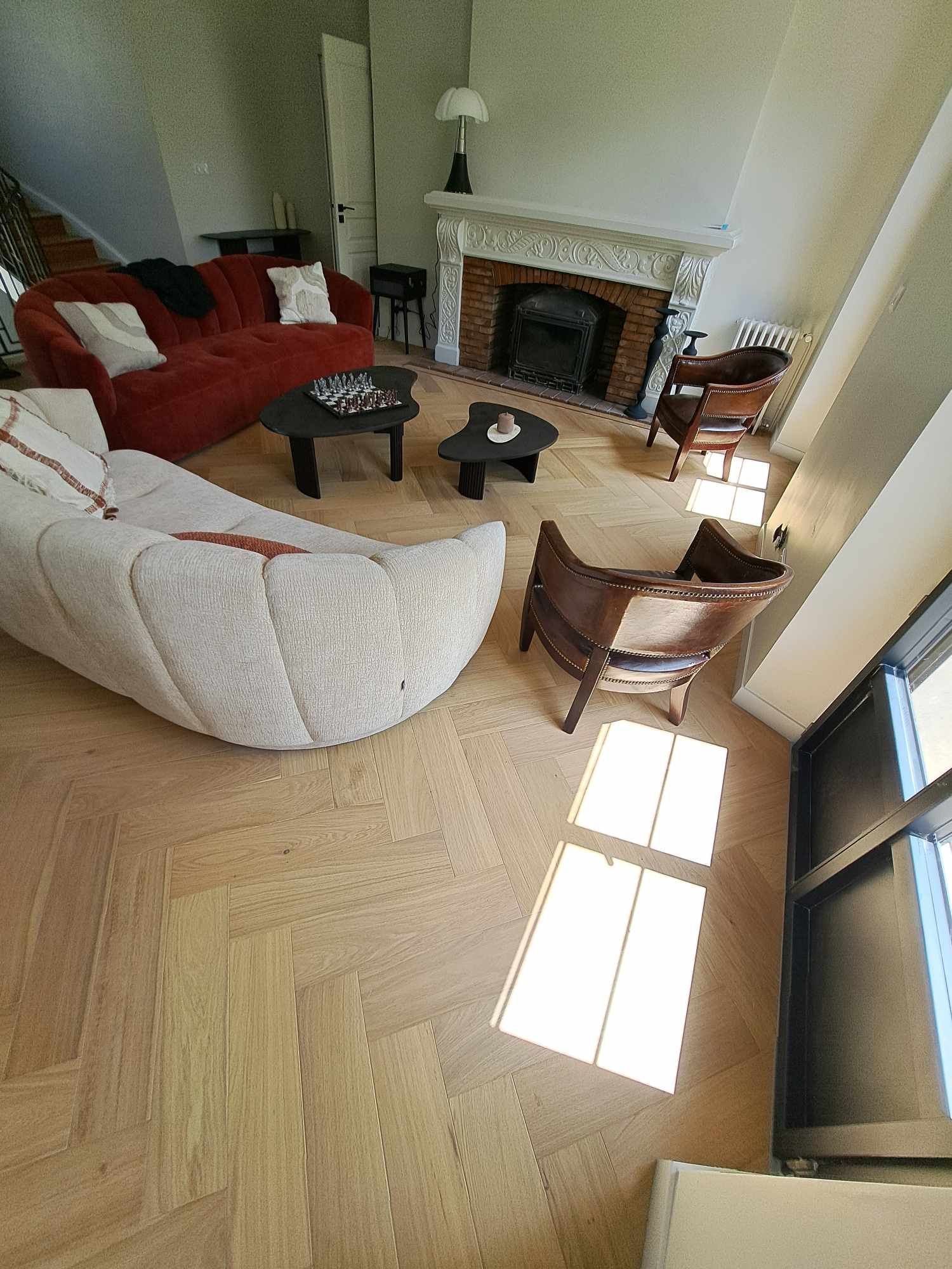 Salon avec du parquet.