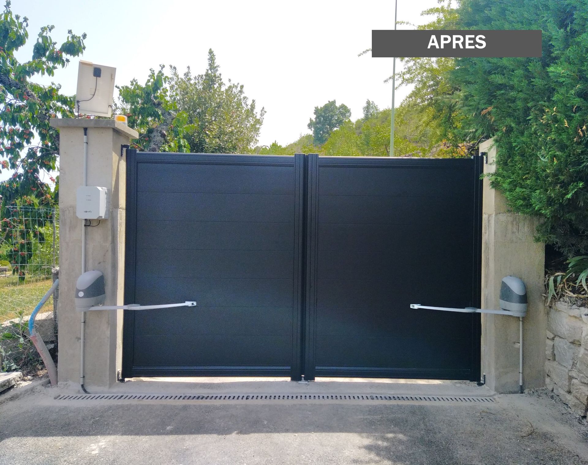 Portail noir motorisé.