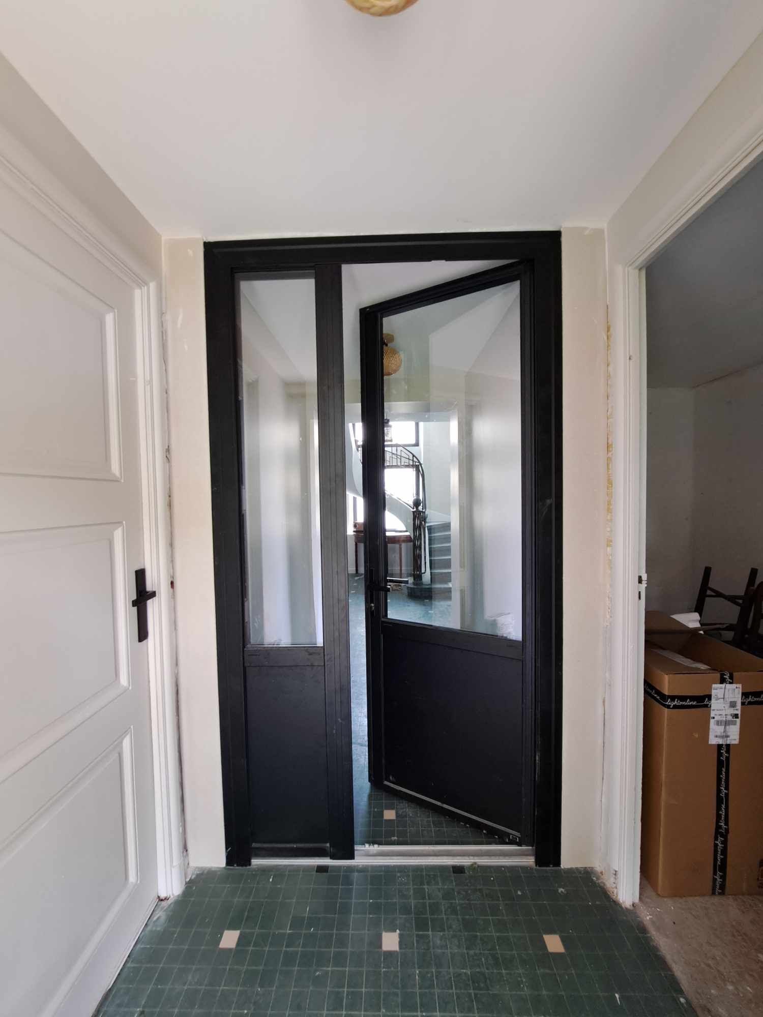 Porte intérieure vitrée.