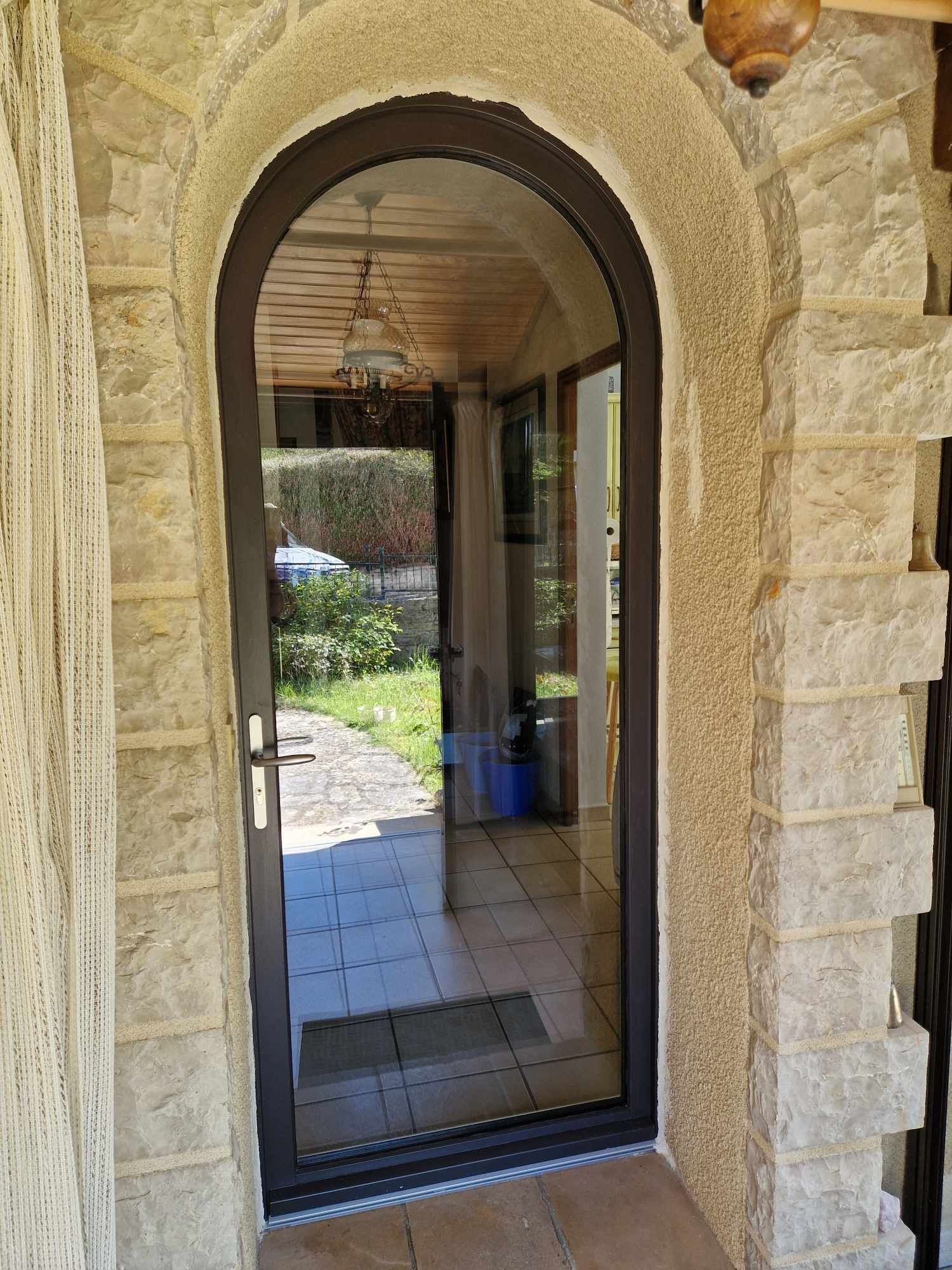 Porte d'entrée entièrement vitrée.