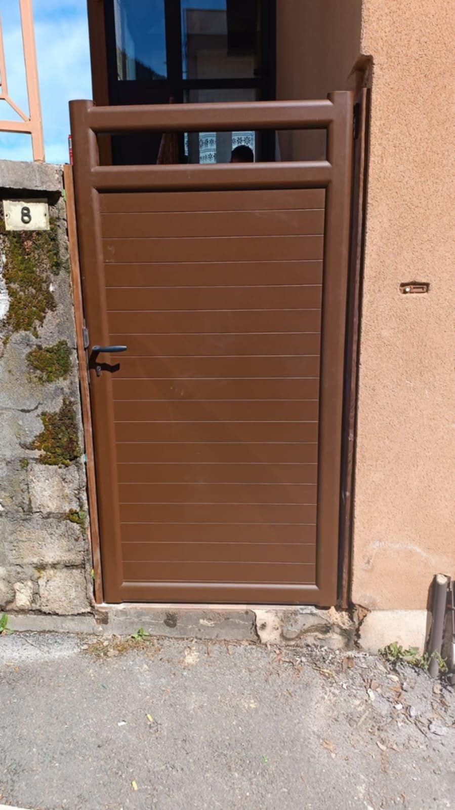 Portillon extérieur.