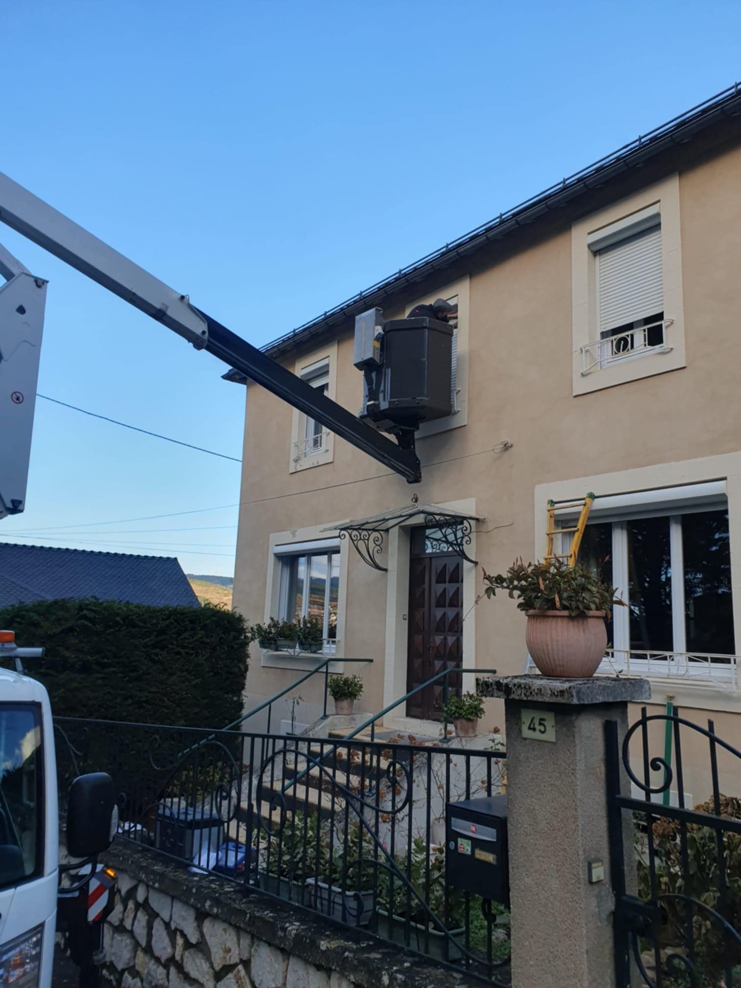 Pose de volets avec un bras télescopique.