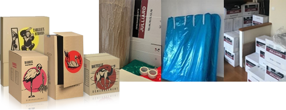 Des cartons et des articles emballés empilés dans un entrepôt, avec un paquet emballé dans du plastique bleu au centre.