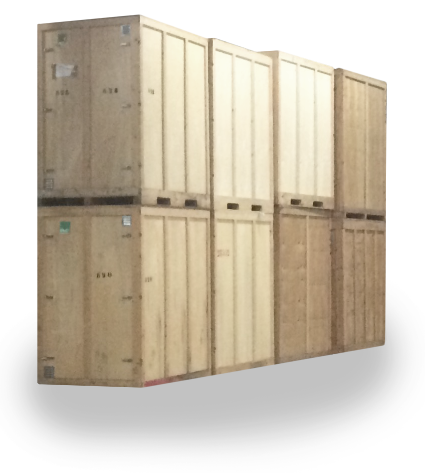 Deux caisses d'expédition empilées en bois beige avec ferrures métalliques sur fond blanc