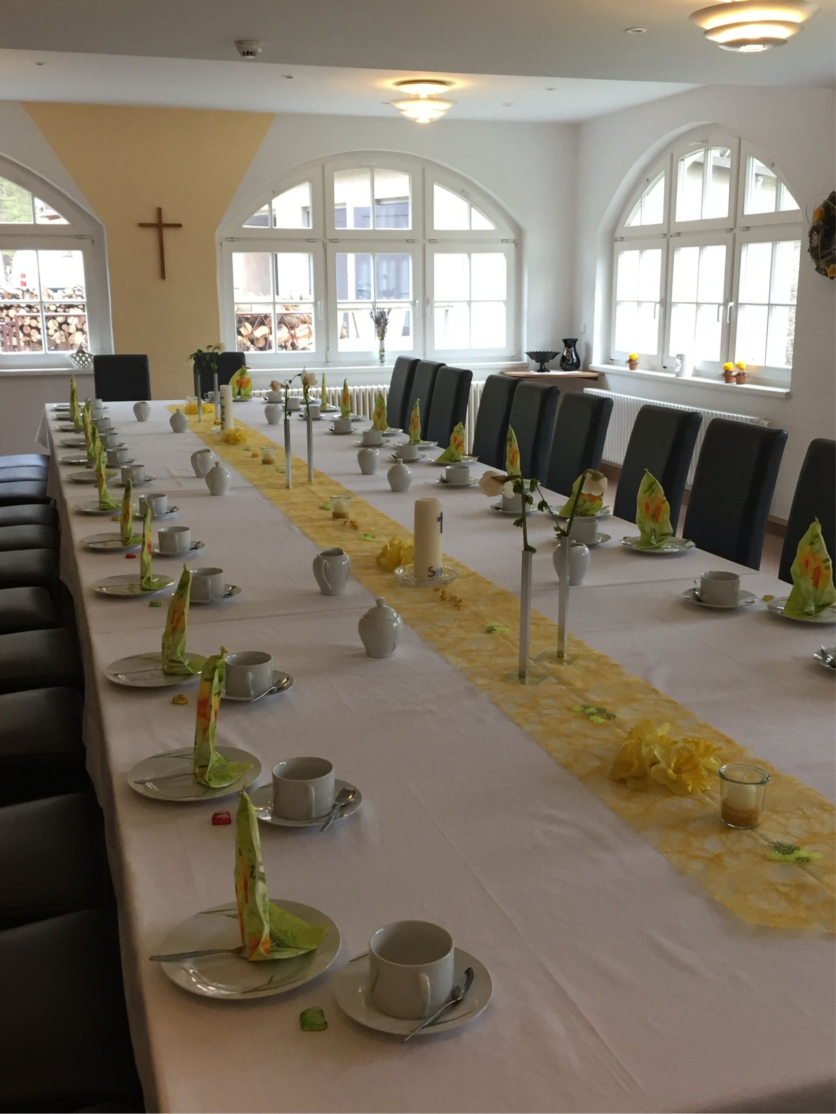 Festlich gedeckter Gemeinschaftsraum mit großer Tafel