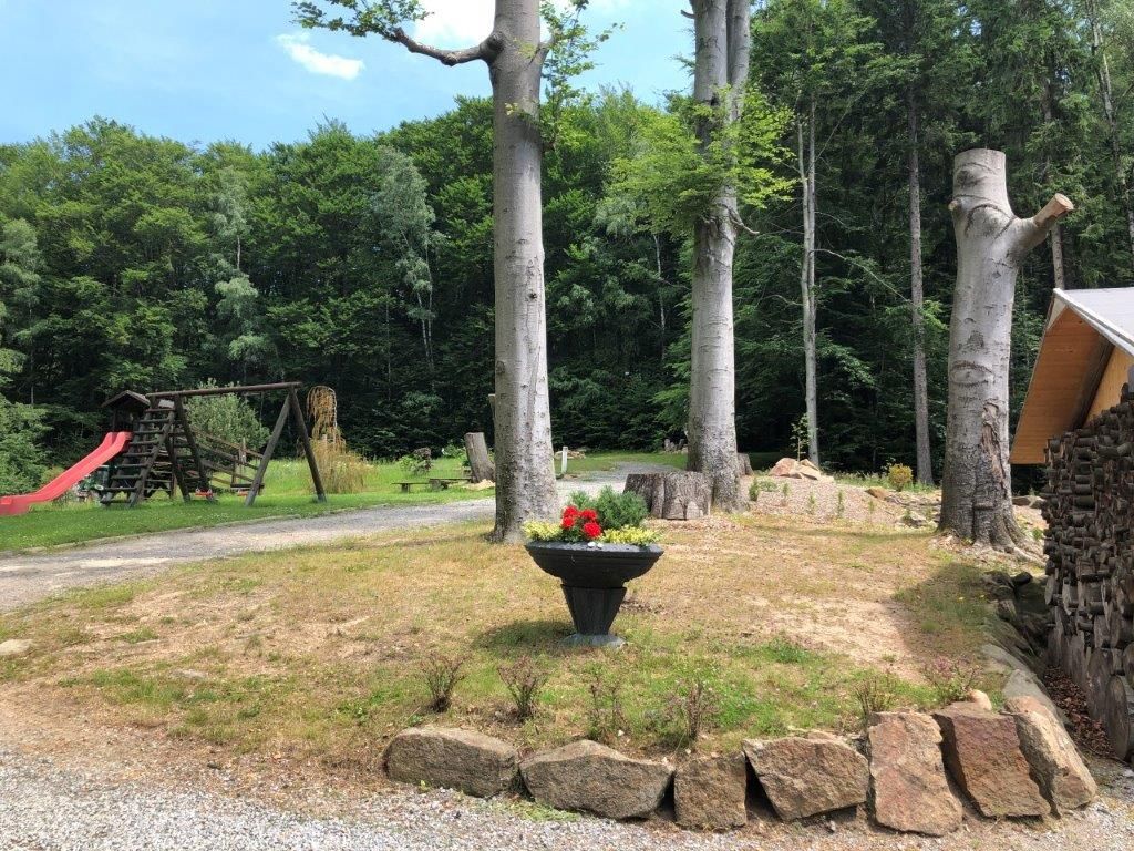 Gartenanlage mit alten Bäumen und Spielbereich