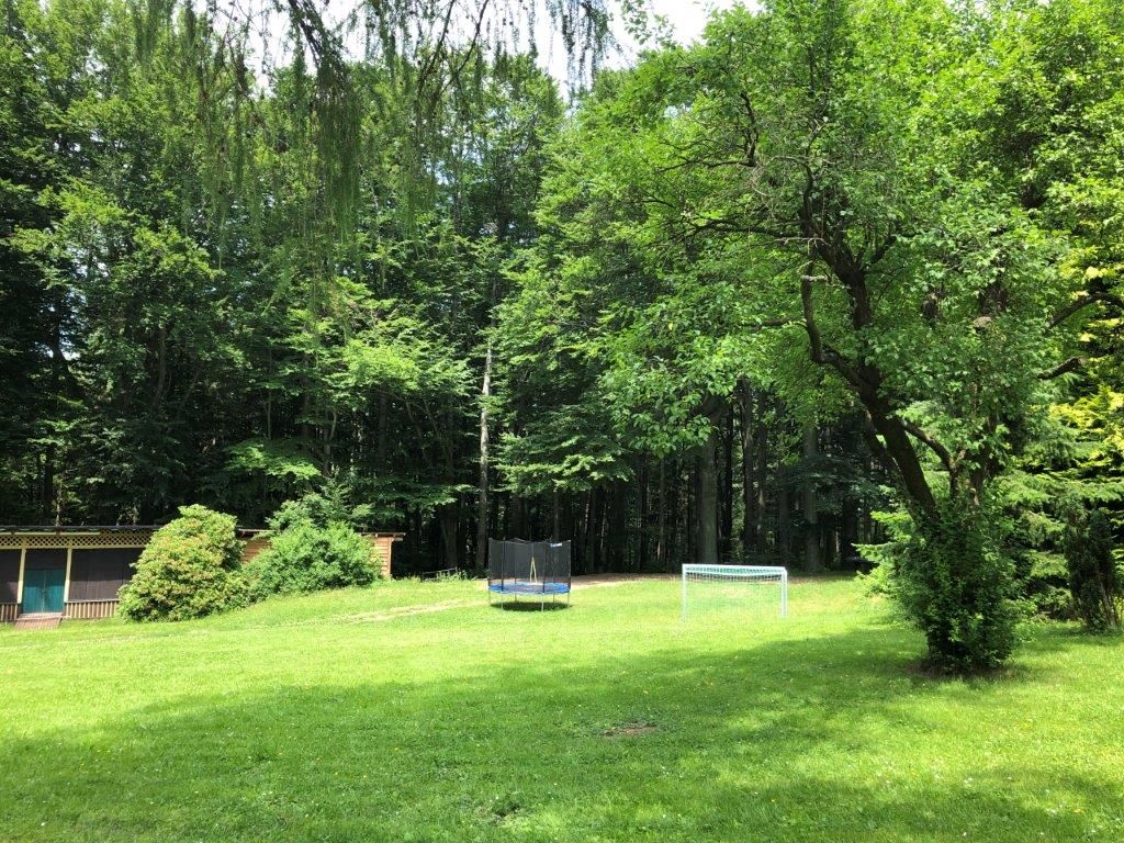 Weitläufige Wiese mit Fußballtor und Trampolin
