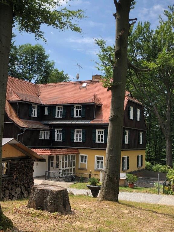 Historisches Gebäude der Familienferienstätte mitten im Grünen