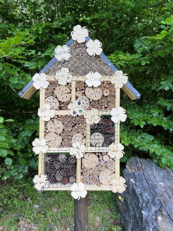 Insektenhotel im naturnah gestalteten Garten
