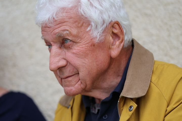 Henri Chollet
Fondateur, design, viticulture, cépages, assemblage: chardonnay, Altess, Plant Roger, Viognier, etc. Découvrez le Domaine Mermetus