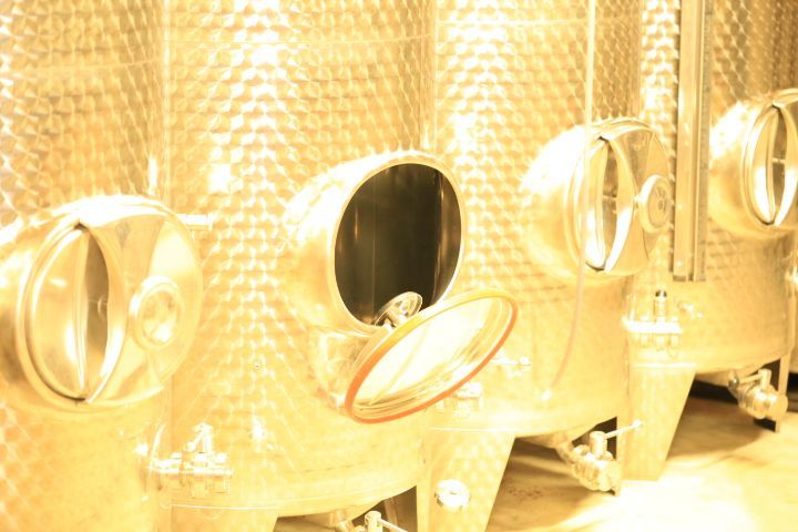 Domaine Mermetus: Nous vous accueillons dans notre cave et maison,
située dans les hauteurs du vignoble,
du lieu de production Villette.