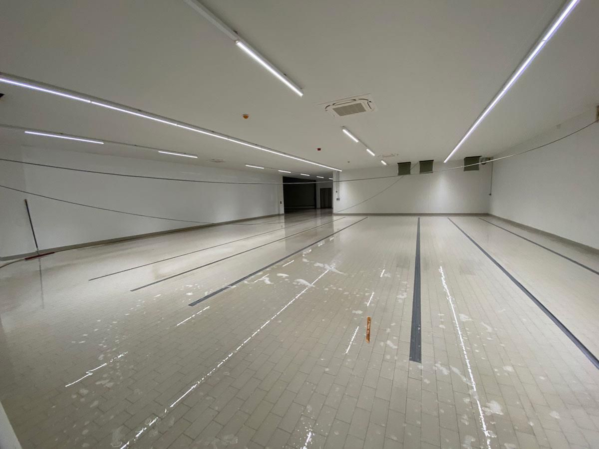 Ein großer leerer Raum mit einem Swimmingpool in der Mitte