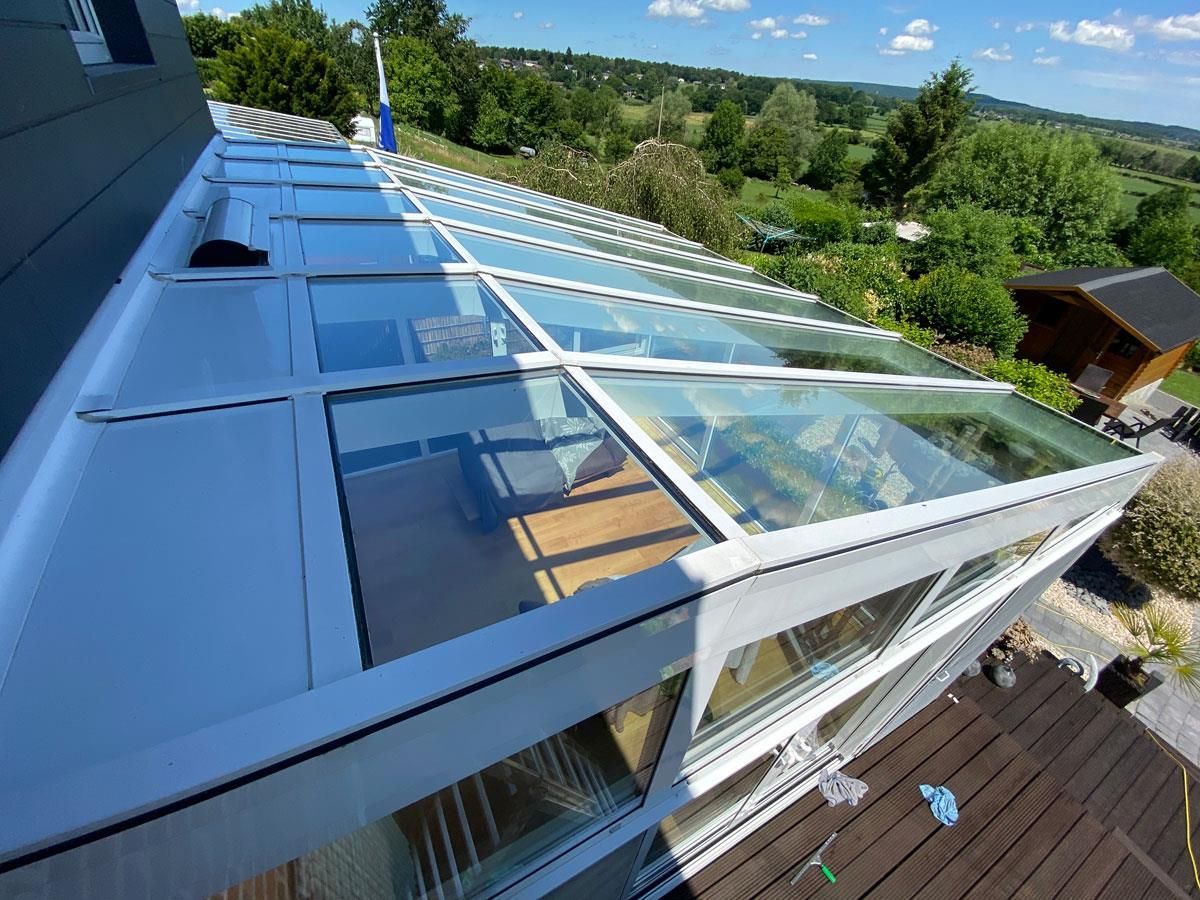 Eine Luftaufnahme eines Hauses mit Glasdach.