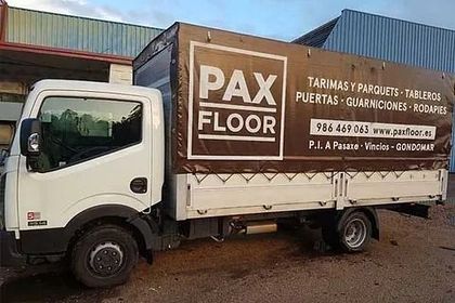 Camión de reparto blanco con logotipo 