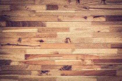 Revestimiento de pared de madera, horizontal, con variadas tonalidades de marrón y veta de madera visible.