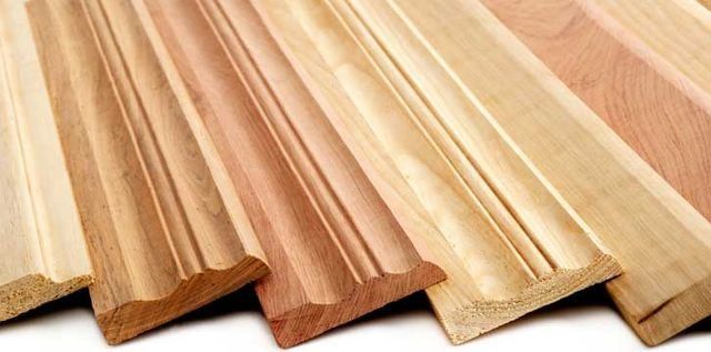 Primer plano de varias piezas de moldura de madera en distintos tonos de marrón.