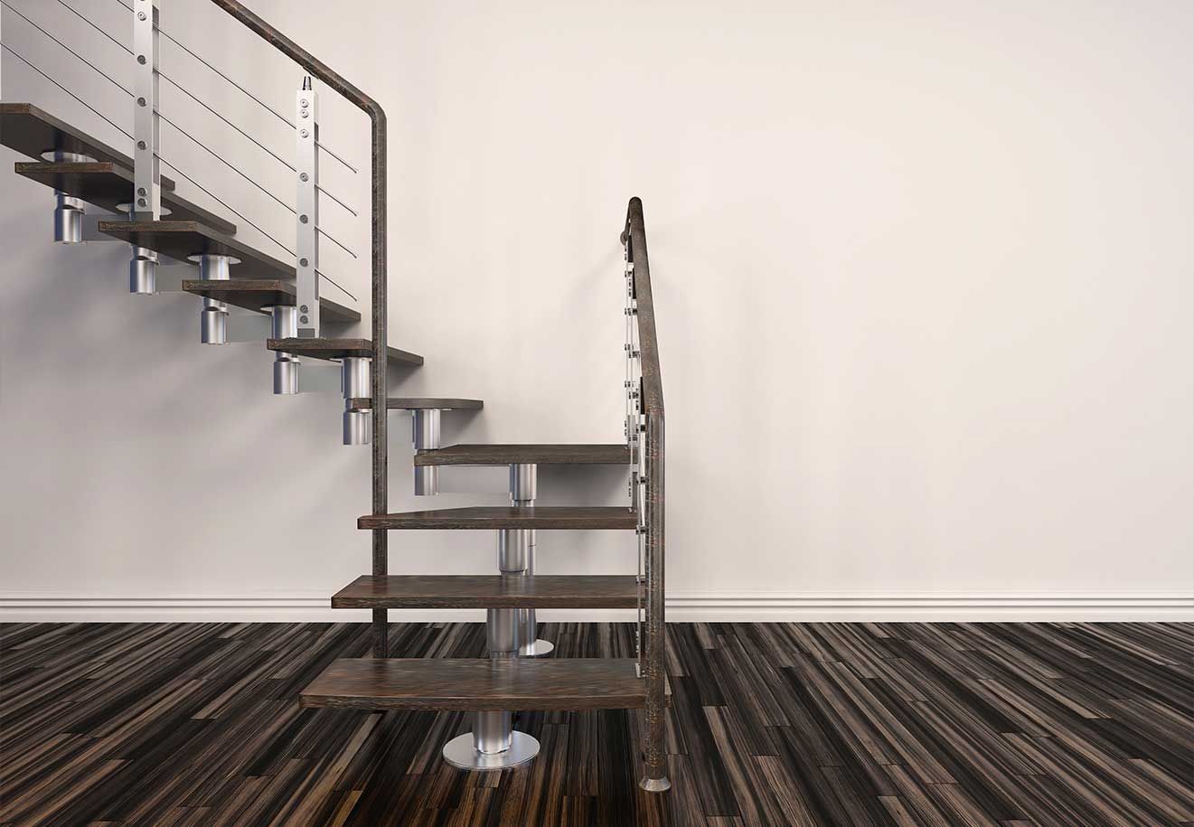 Escalera de caracol moderna con peldaños de madera y soportes de acero. Suelo de madera oscura y pared blanca.