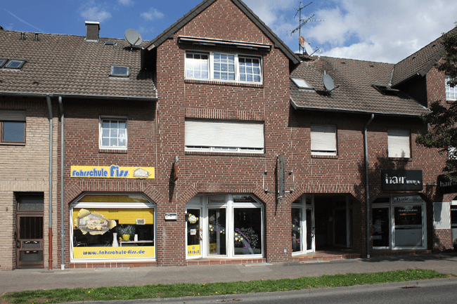 Ein Backsteingebäude mit einem gelben Schild mit der Aufschrift „ideal de flor“