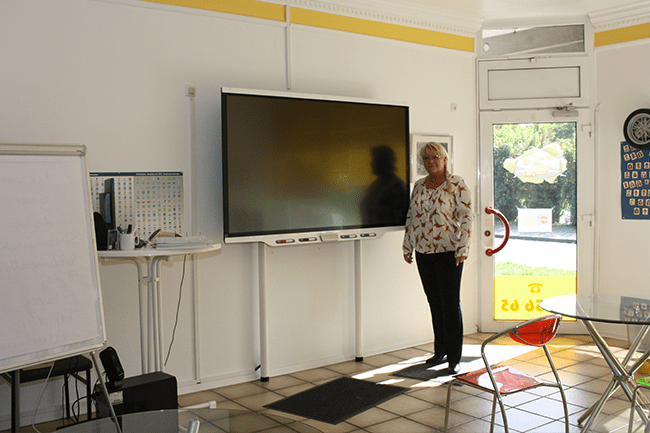 Eine Frau steht vor einem großen Flachbildfernseher