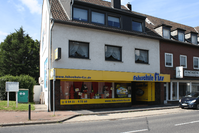 Ein Gebäude mit einem gelben Schild mit der Aufschrift 