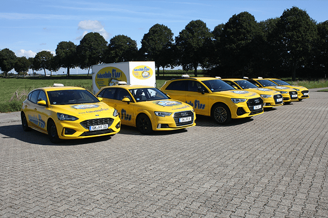 Team der Fahrschule und Fuhrpark