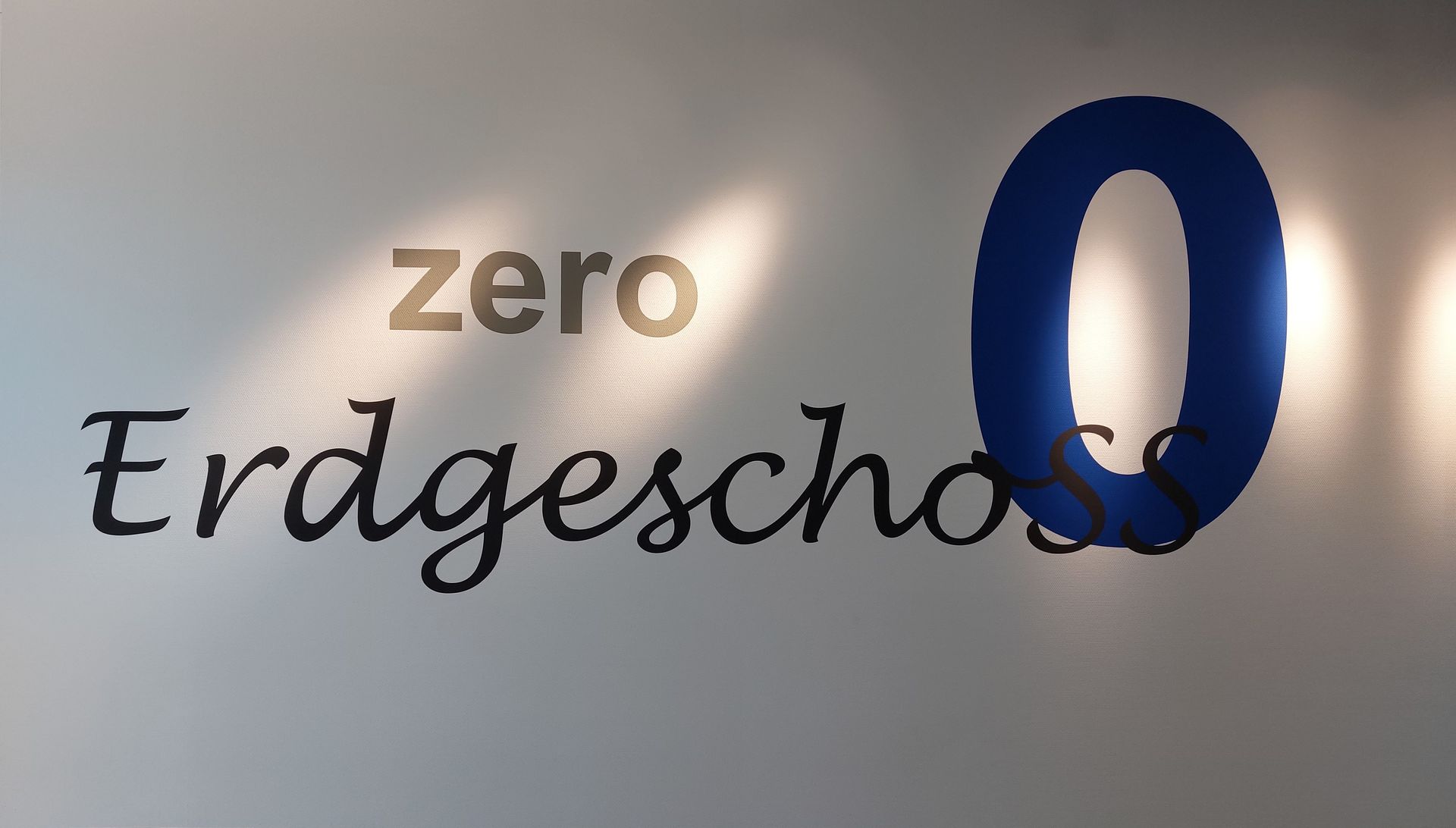 Ein Schild an einer Wand mit der Aufschrift „Erdgeschoss“