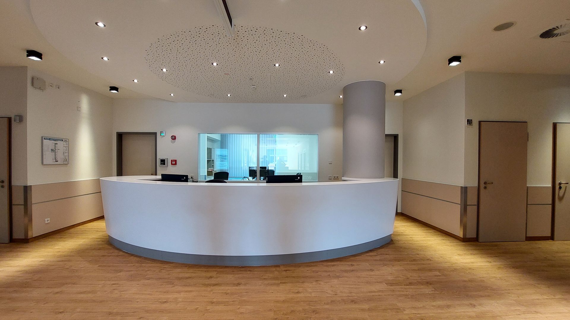 In der Mitte des Raumes steht ein runder Empfangstresen.