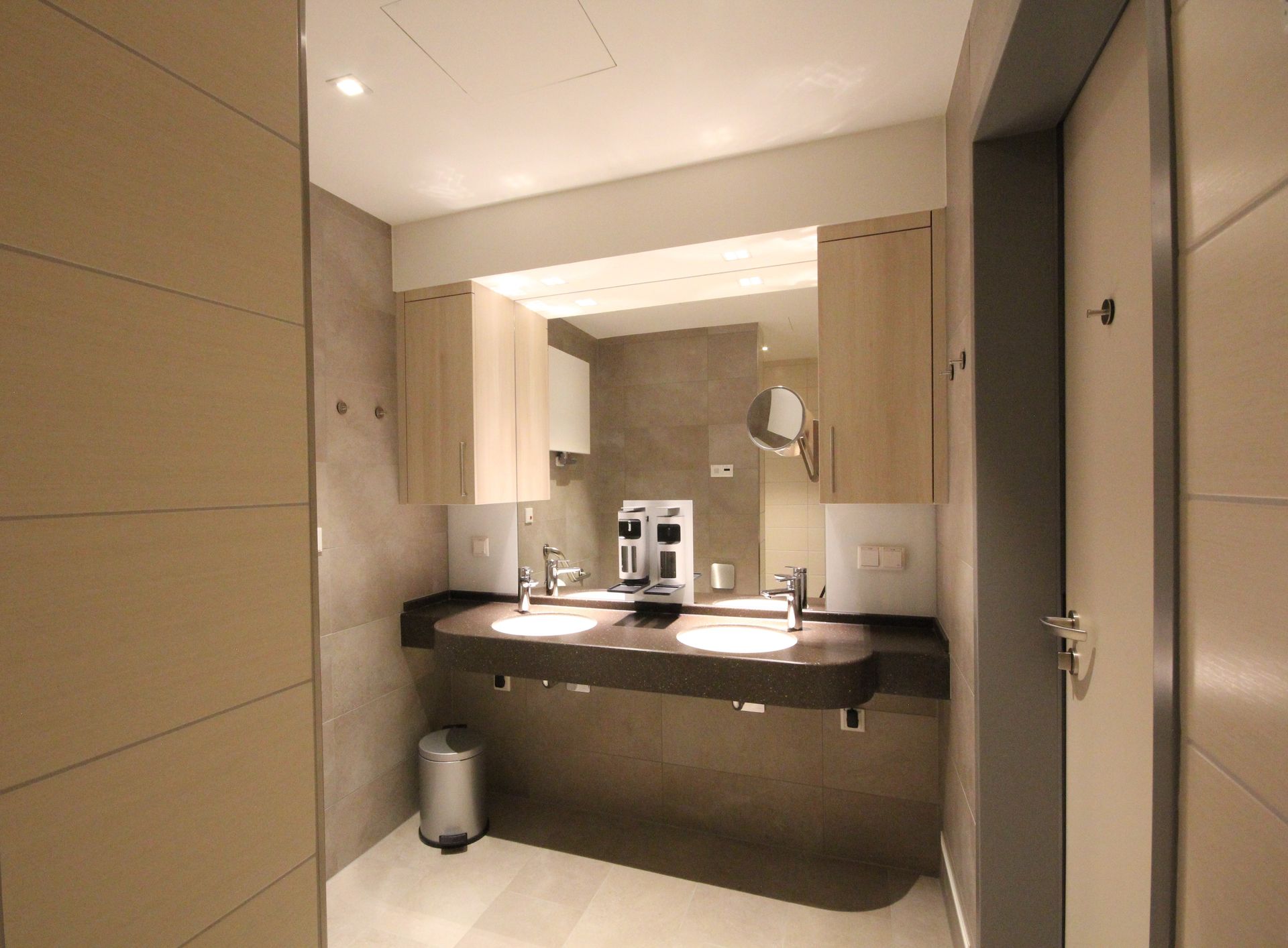 Ein Badezimmer mit zwei Waschbecken und einem Spiegel