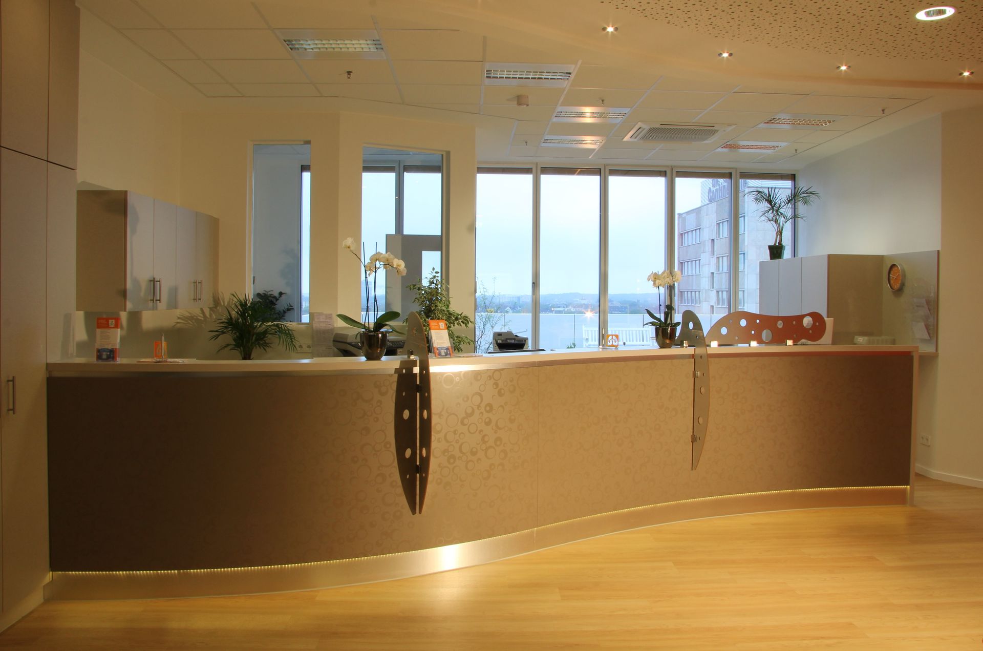 Eine Rezeption in einem großen Raum mit vielen Fenstern