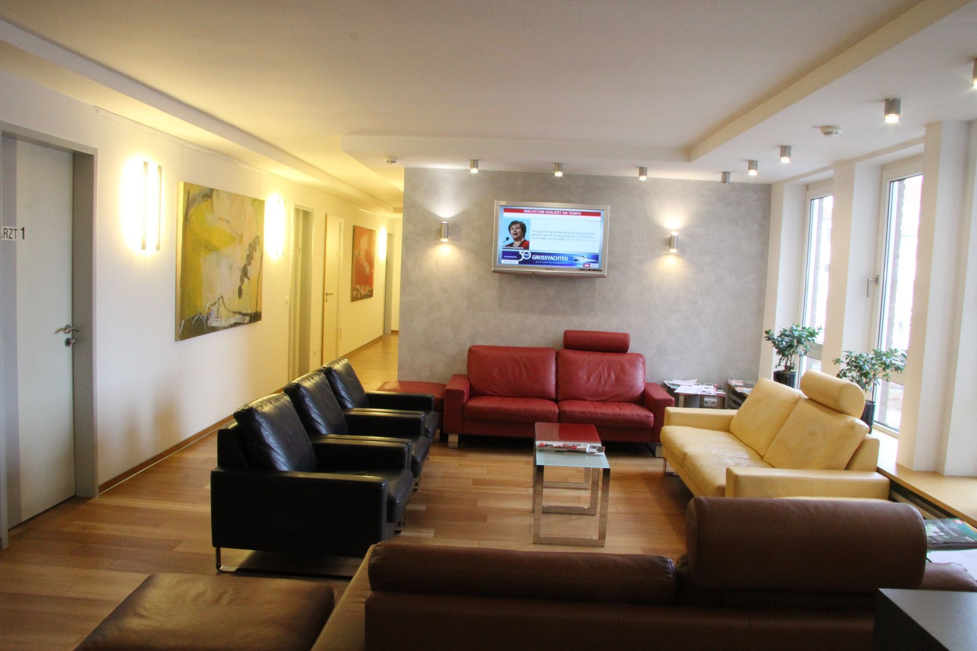 Ein Wohnzimmer voller Möbel und einem Flachbildfernseher