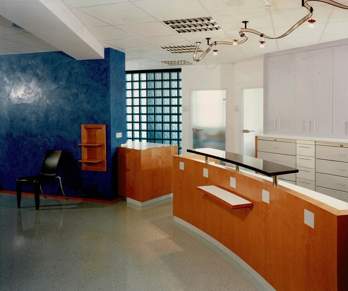 Ein Wartezimmer mit einem Holztresen und einem Stuhl