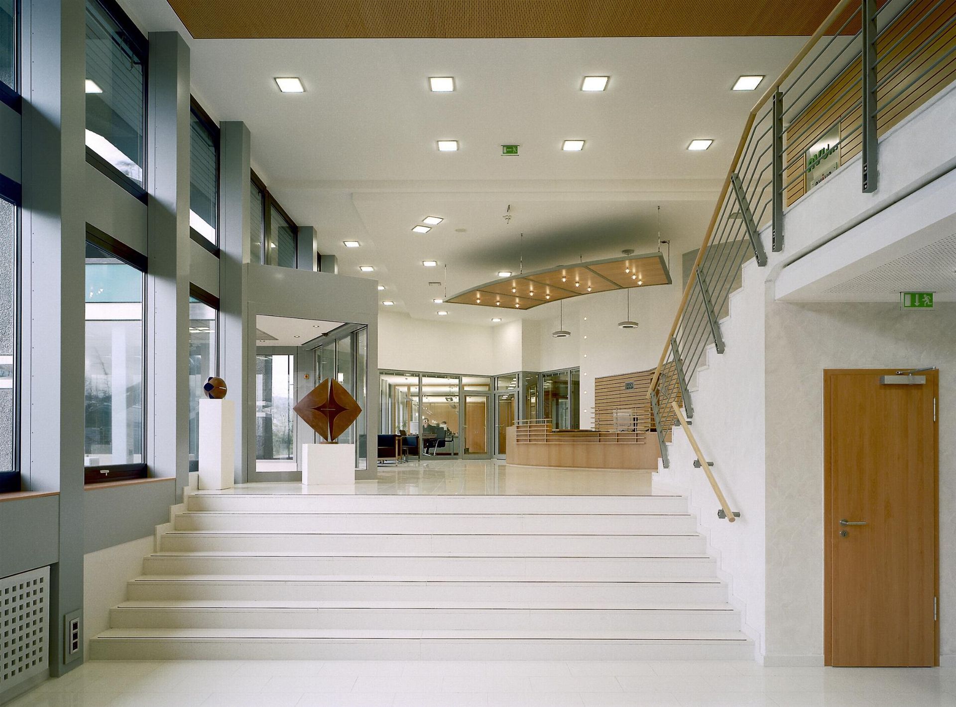 Ein Gebäude mit Treppen und einer Tür mit der Aufschrift „Ausgang“