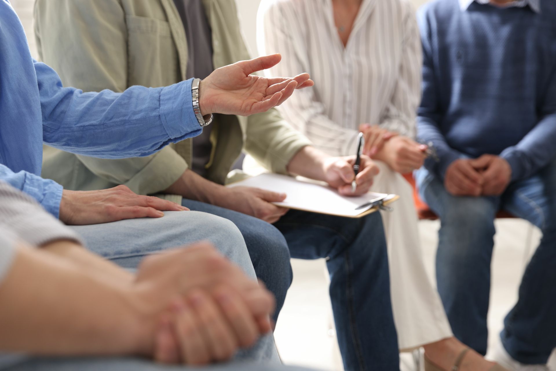 Plusieurs personnes qui discutent.