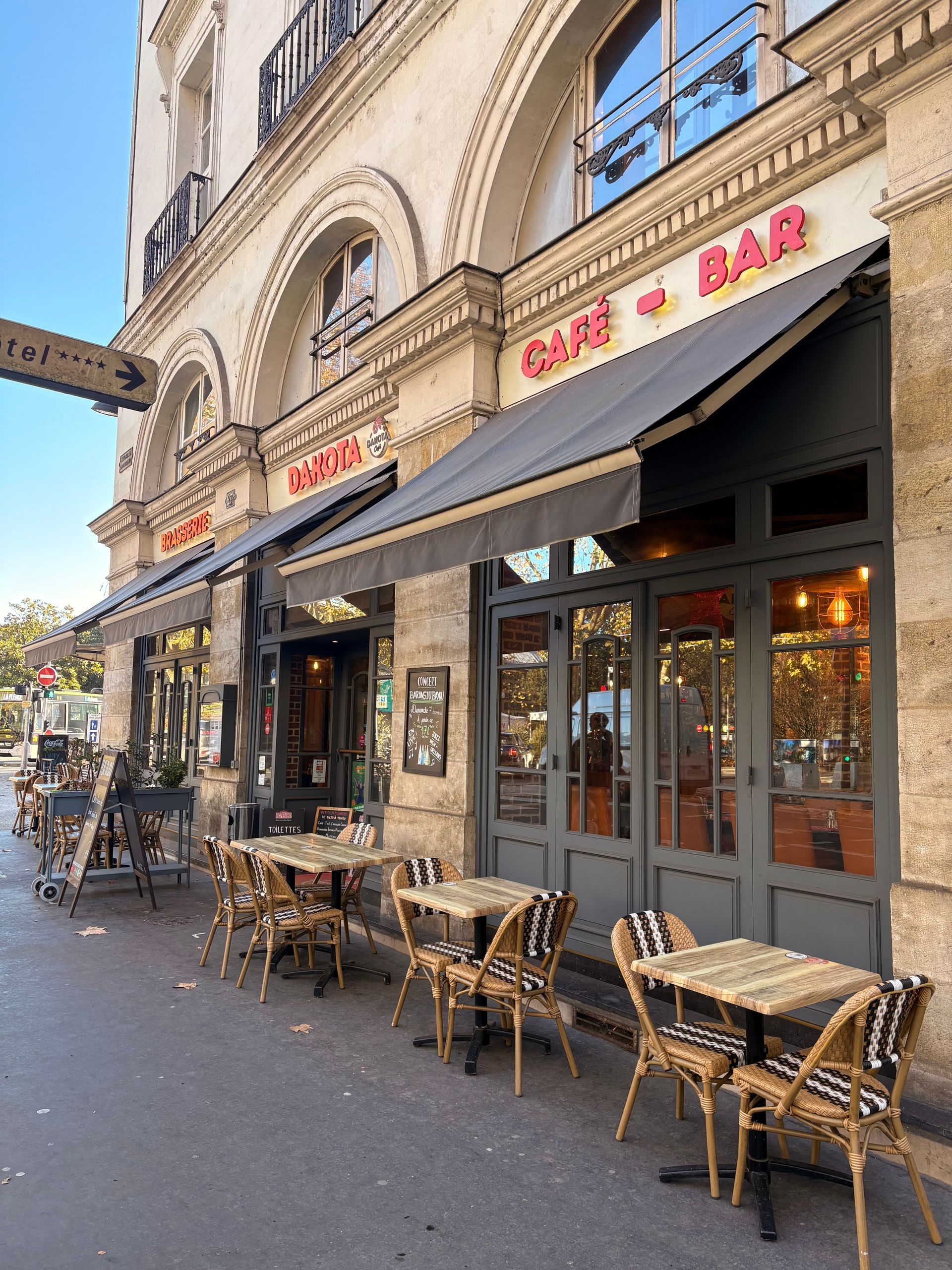 Façade du Dakota Café.