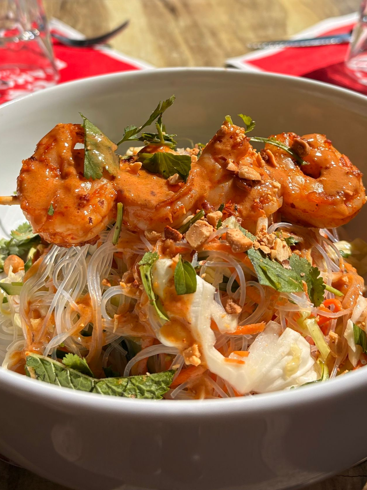 Bol de brochettes de crevettes sur des nouilles.