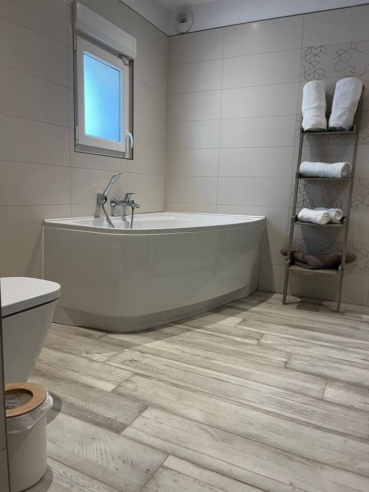 Baignoire et toilettes de la salle de bains