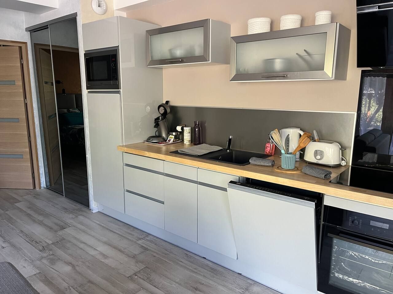 Coin cuisine tout équipé de l'appartement