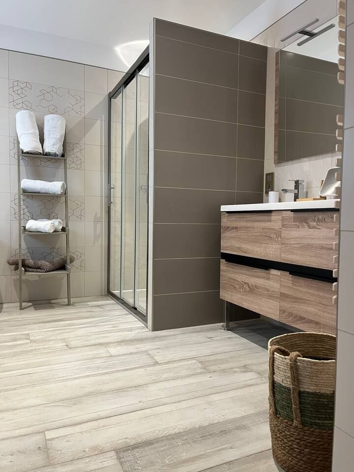 Douche et meuble doubles vasques de la salle de bains