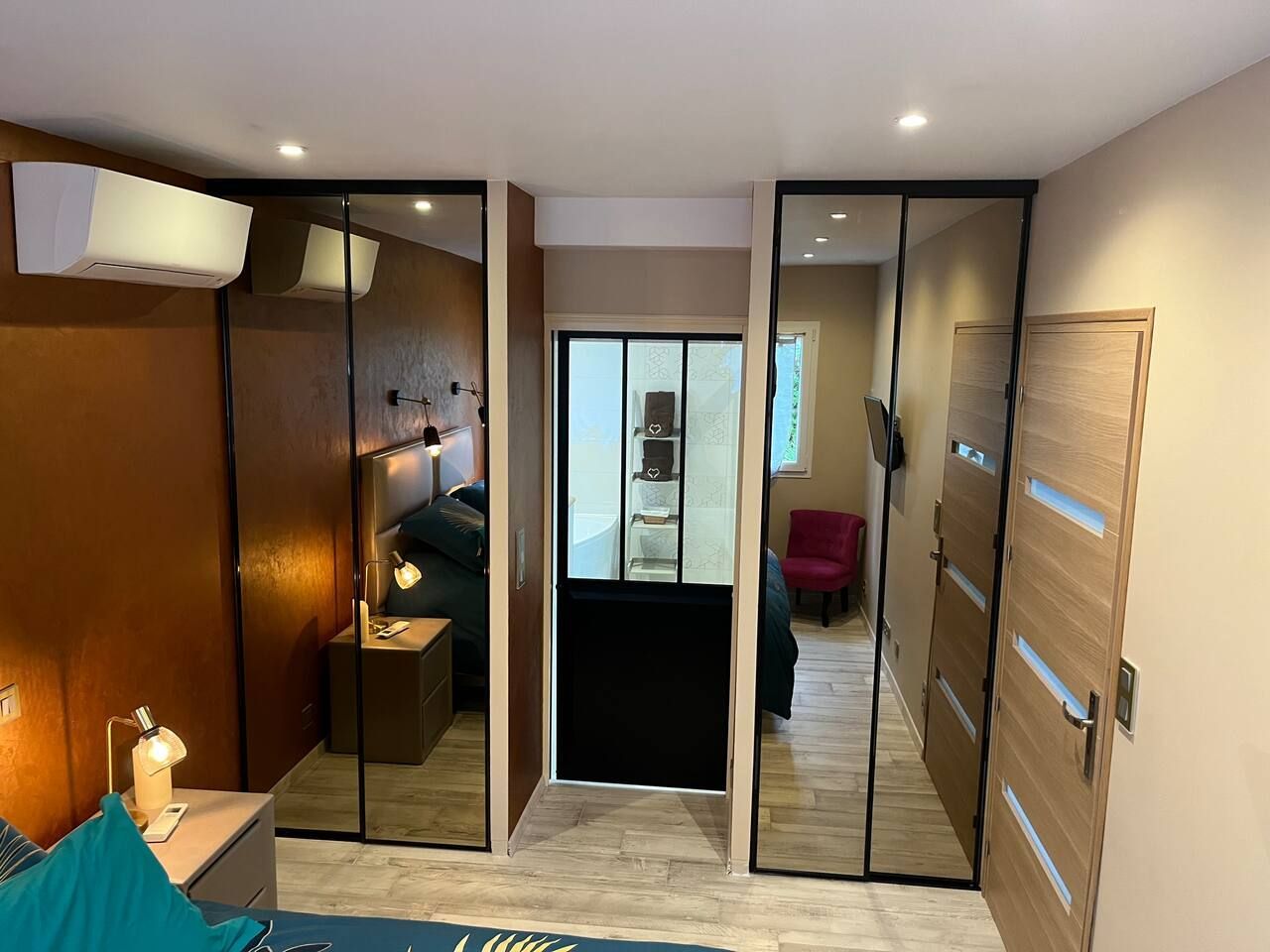 Espace dressing avec accès à la salle de bains