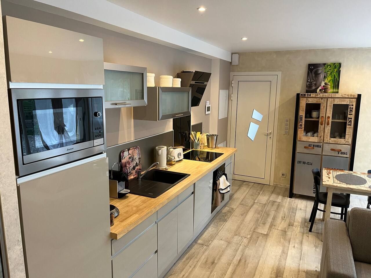 Coin repas et cuisine de l'appartement