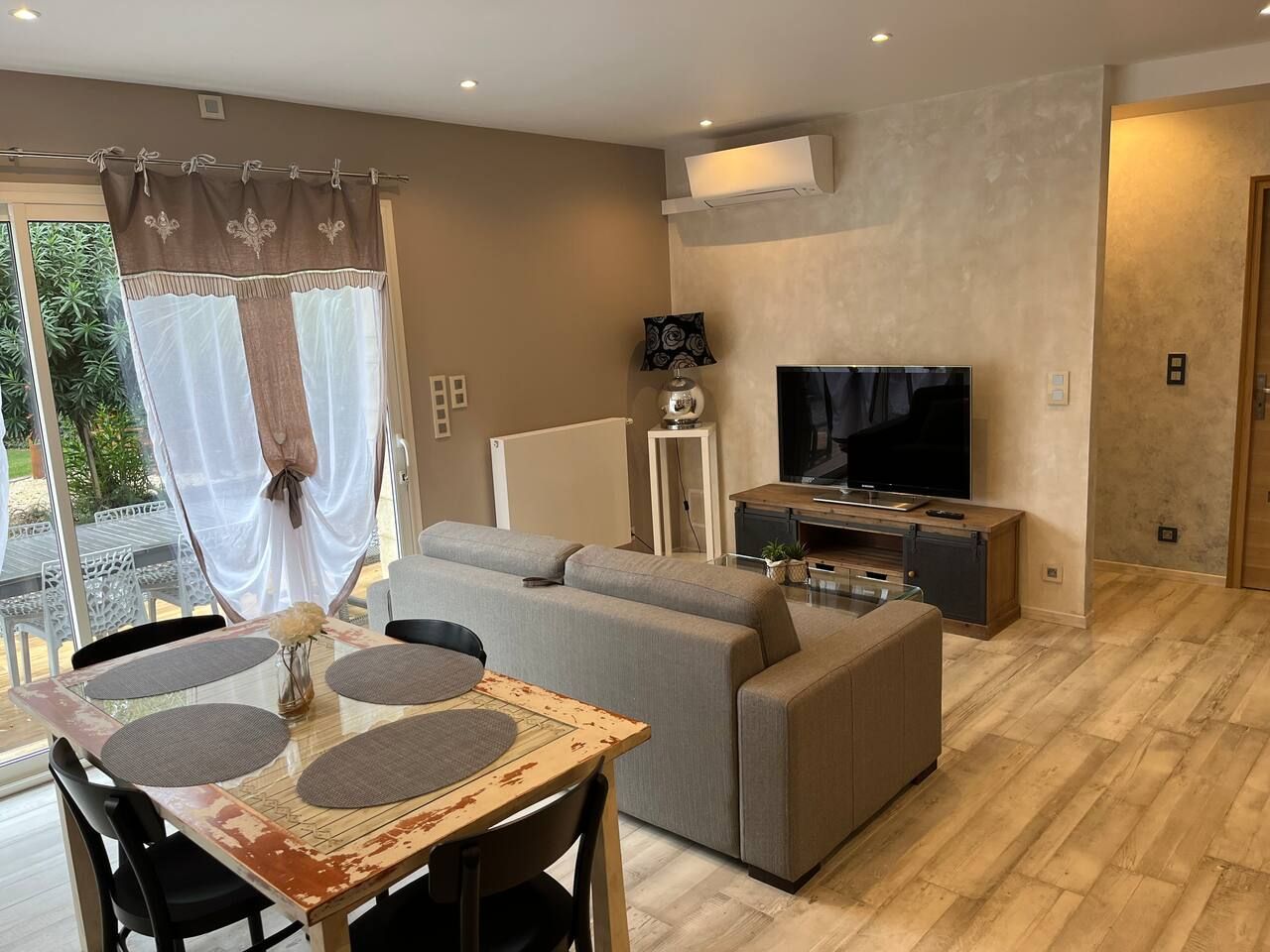 Salon et coin repas de l'appartement